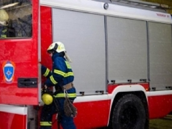 С огнем боролись 25 спасателей МЧС