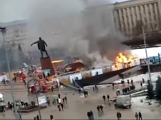 В Петербурге загорелась новогодняя ярмарка