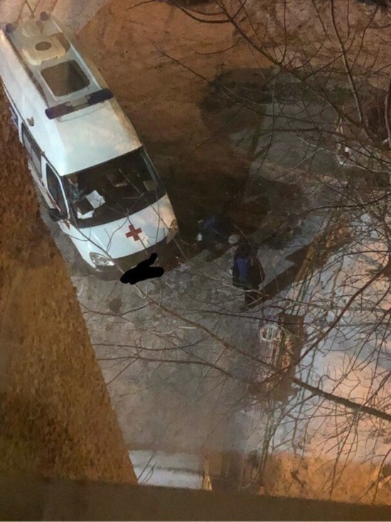 В Оренбурге «скорая» застряла на столбике-заграждении при въезде во двор дома