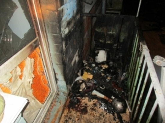 В Оренбурге в многоэтажке ночью вспыхнул балкон