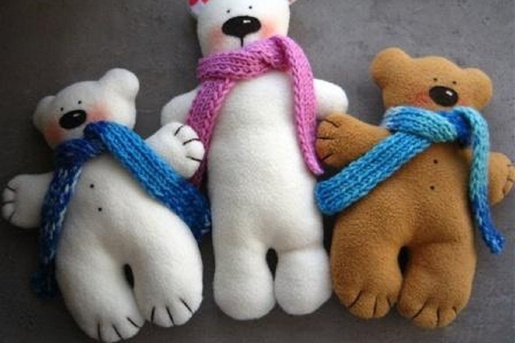 Простые игрушки видео. Плюшевые игрушки сшить. Медвежонок из ткани. Игрушки из флиса. Мягкая игрушка мишка своими руками.