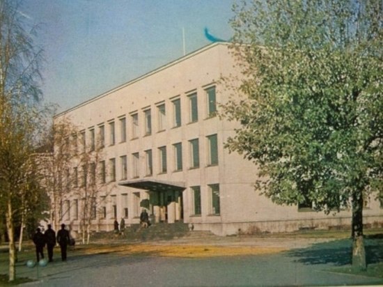 В третий раз главное концертное учреждения республики переехало в здание, где до этого преподавали марксизм-ленинизм