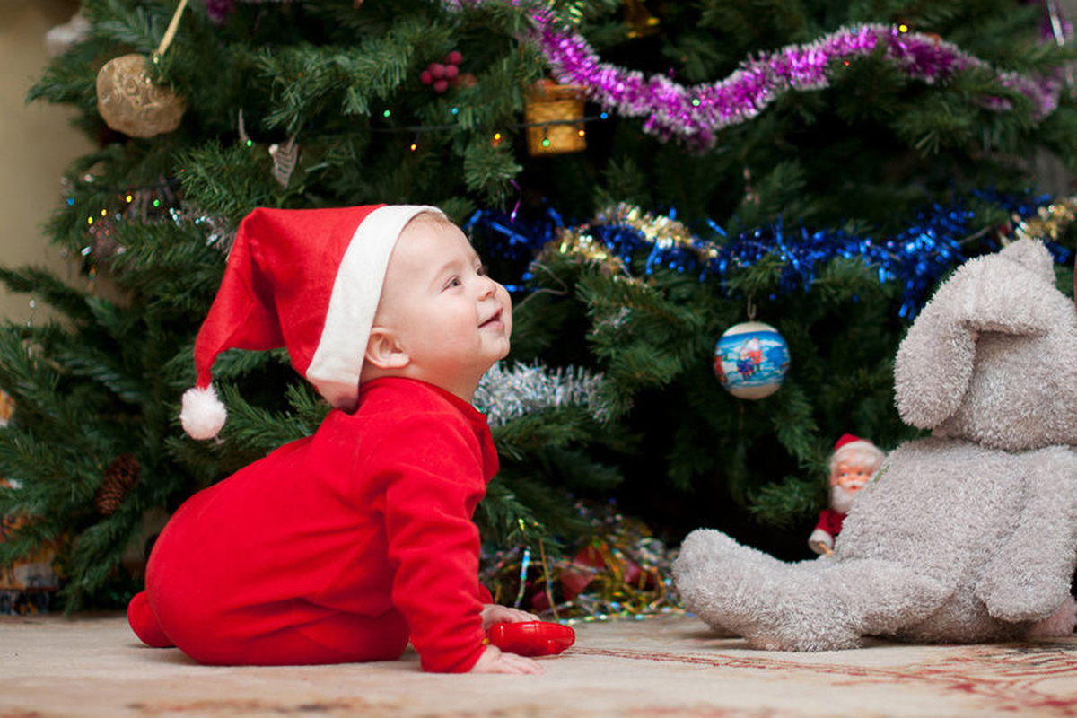 Детский новогодний елка. Дети под елкой. Елка для детей. Новогодняя елка с маленьким ребенком. Дети возле елки.