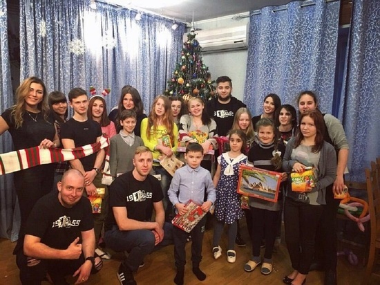Фанаты хоккейного и футбольного клубов «Локомотив» подарили подарки ярославскому детскому дому