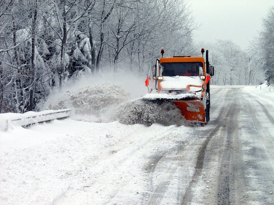 Со льдом и снегом на дорогах Костромской области борются около двухсот спецмашин