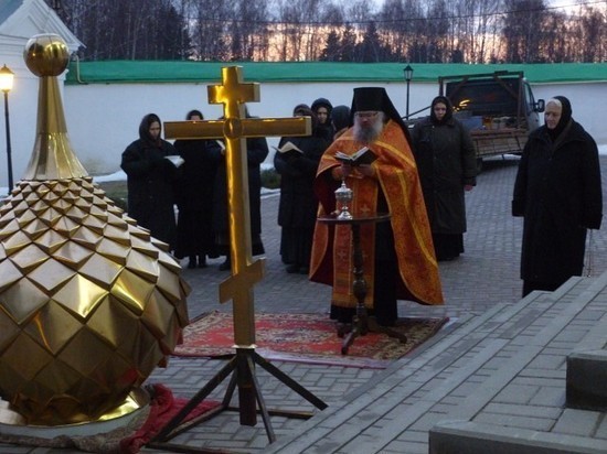 Под Костромой освятили новые купол и крест в Троице-Сыпановом Пахомиево-Нерехтском монастыре