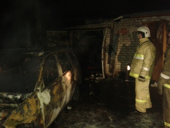 В Ярославской области автомобиль сгорел вместе с гаражом