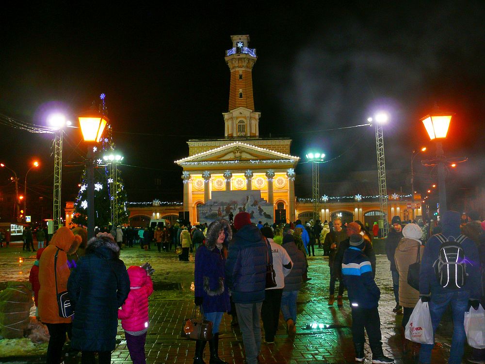 Новогодняя дискотека в центре Костромы завела сотни человек