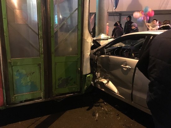 Отказали тормоза: в Ярославле пассажирский автобус протаранил несколько автомобилей