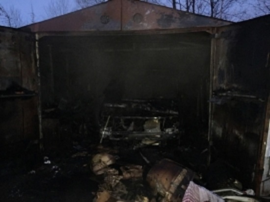 В Иванове автомобиль сгорел вместе с гаражом