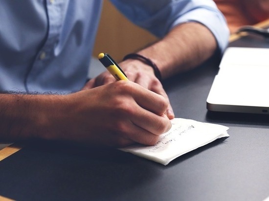 Мужчина утверждает, что лишился работы из-за цвета кожи и политических взглядов