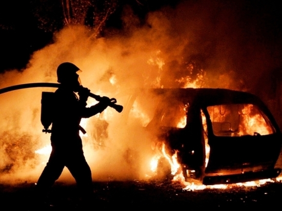 В частном секторе Оренбурга сгорел автомобиль