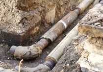 После аварии в частном секторе людям пришлось делать ремонт уличного водопровода за свой счет