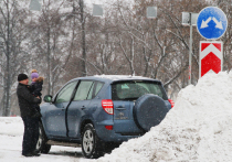 На налипающий в колесных арках снег большинство автовладельцев особого внимания не обращают: мол, машина железная, что для нее мягкий снежок? На самом деле это ощущение очень обманчиво