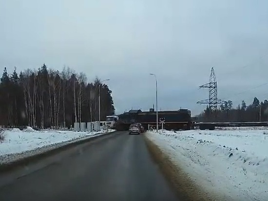 Поезд врезался в самосвал в Нижегородской области