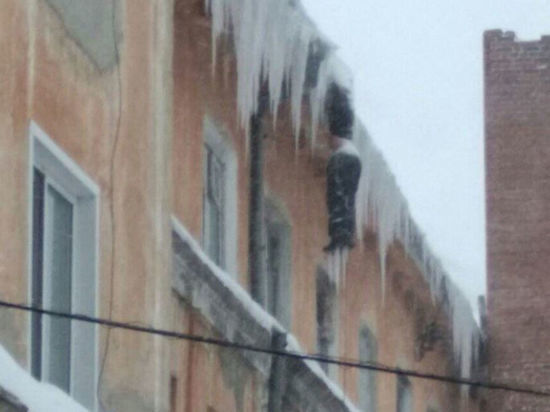 В Кузбассе под крышей дома нашли обледеневший труп 