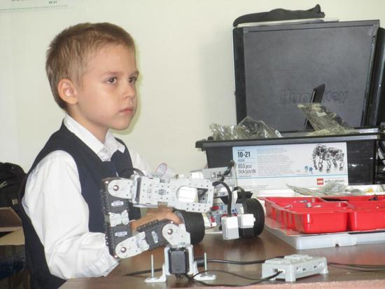 В Казахстане родители детей с нарушением слуха своими усилиями создали школу робототехники