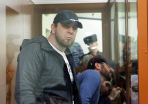 Экс-полицейский Темирлан Эскерханов, осужденный за соучастие в убийстве политика Бориса Немцова на 14 лет, вновь оказался на скамье подсудимых