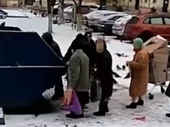 Из разных городов России в СМИ попадают позорные кадры со стариками