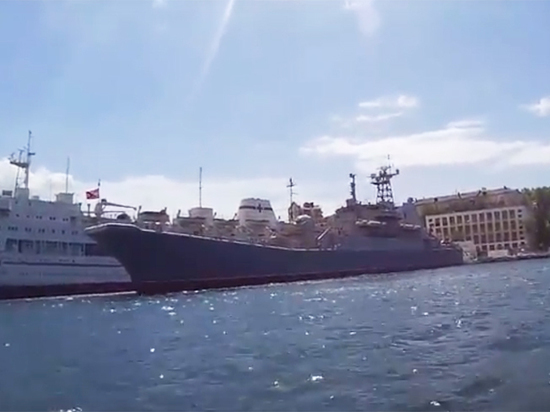 Ранее президент РФ выразил готовность передать Киеву военные корабли и авиатехнику из Крыма