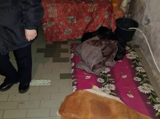 Калужане пытаются спасти 4-х летнюю девочку: ребенок спит на полу в общежитии 