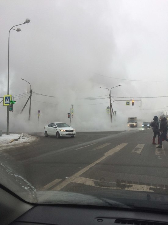 Трубу с горячей водой прорвало на улице Латышских Стрелков