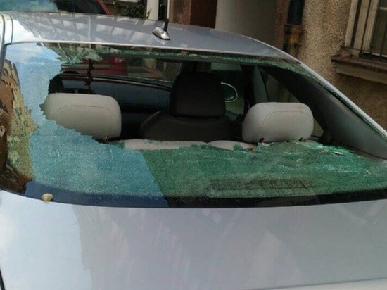 В результате оказалось разбито лобовое стекло машины 