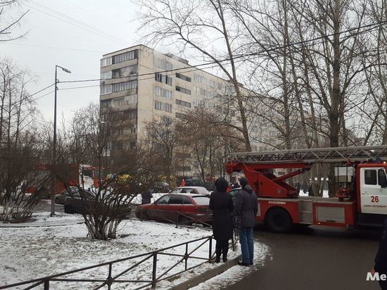 Мать с ребенком выжили после прыжка из окна горящей квартиры на Софийской