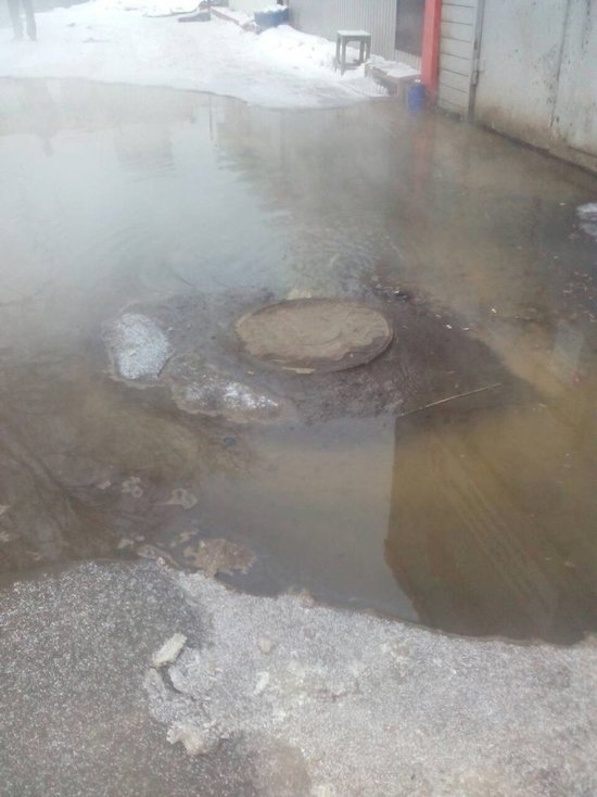 В Самаре канализационными водами затопило участок Московского шоссе