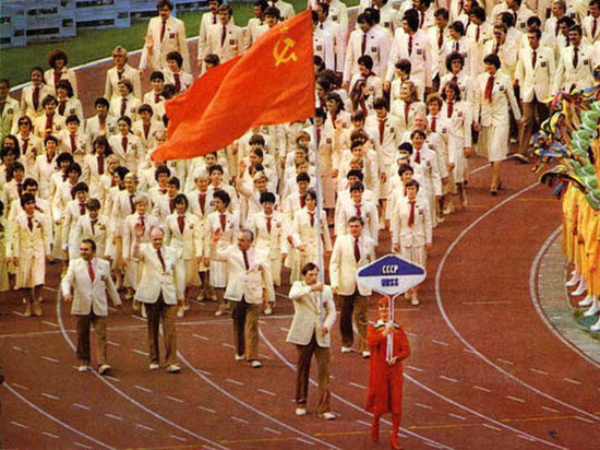 Специальная комиссия изучит вопрос допустимости советского гимна и флага