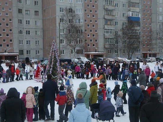 Во дворах Майской горки и в Ломоносовского округа продолжаются новогодние святочные праздники