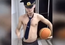 Молодые симпатичные курсанты-первокурсники из ульяновского летного училища дурачились в общаге и сняли собственный танцевальный римейк на популярный клип
