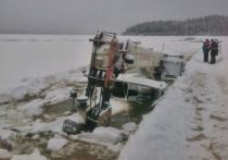 В районе села Кривая Лука Киренского района под лед Лены ушли две машины