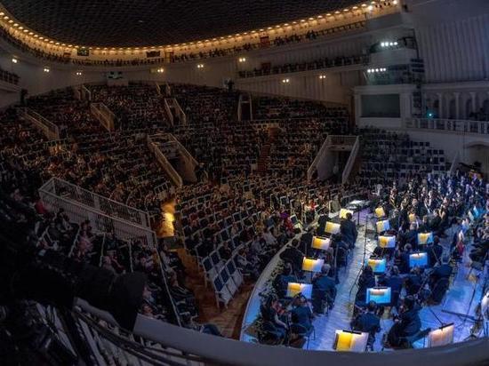 Исполнение классики симфоническим оркестром собрало в зале столичной филармонии  полит-бомонд из региона
