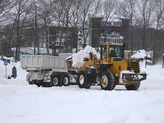 Южно -­ Сахалинск продолжают освобождать от снега
