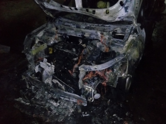 Сгорел за 5 минут: в центре Ярославля сгорел «Volkswagen»