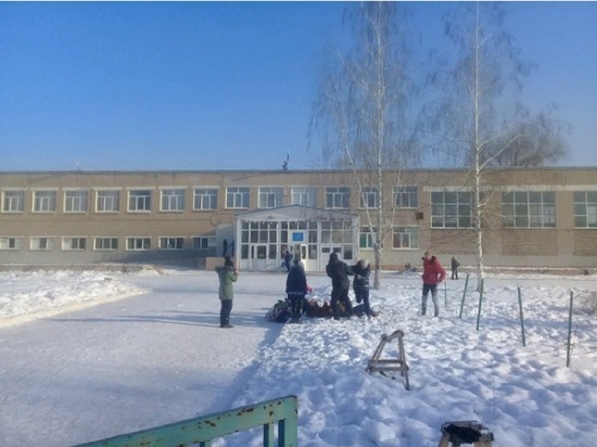 В школе, где учился погибший сын оренбургского предпринимателя, день начался с минуты молчания