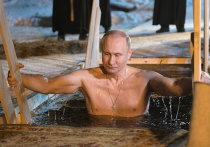 Владимир Путин искупался на Крещение на озере Селигер рядом с Нило-Столобенской пустынью