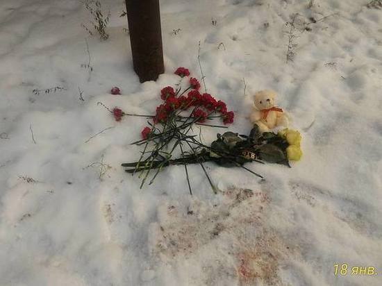 В Оренбурге люди несут цветы к месту гибели бизнесмена и его сына