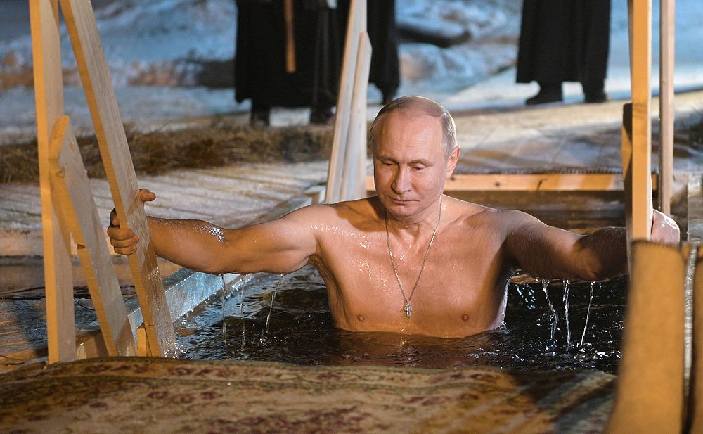 Владимир Путин искупался в Тверской области на Крещение