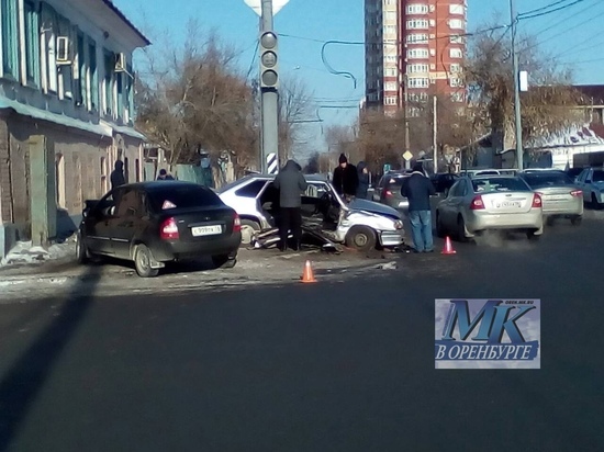 Проехал на красный свет: серьезная авария в центре Оренбурга