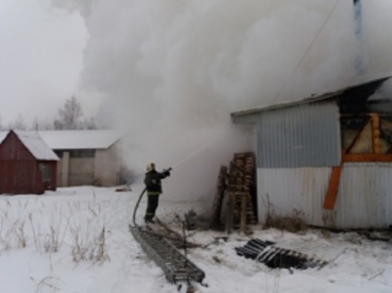 Сгорел средь бела дня: в субботу в Иванове 30 пожарных тушили частный дом
