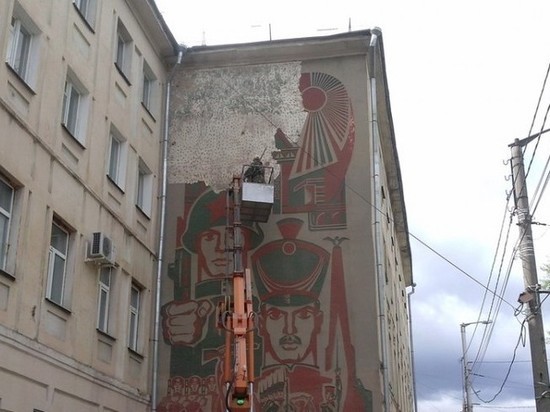 Историческое панно на стене дома по улице Пушкина Калуги прикроют баннером 