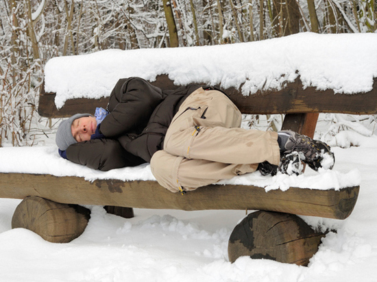 В Светлинском районе мужчина уснул на снегу и получил сильное обморожение 