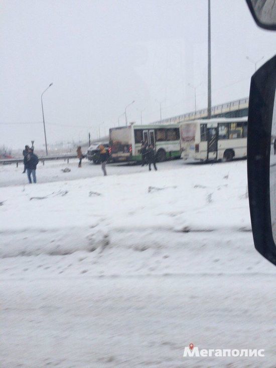 Автобус врезался в «собрата» и легковушки на Киевском шоссе
