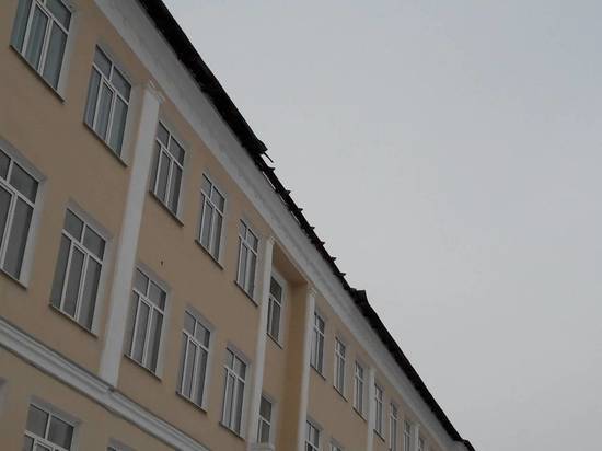 В Оренбургском лицее из-за ЧП с сорванной от ветра кровлей отменили занятия