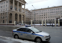 Дерзкую кражу в легендарном МУРе расследуют полицейские из ОМВД по Тверскому району Москвы — из служебной машины оперативников кто-то похитил видеорегистратор