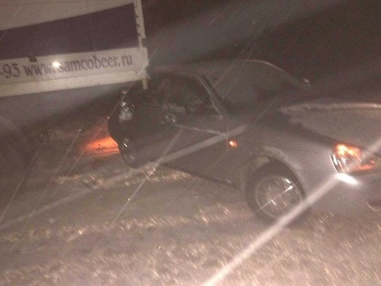 В Рассказовском районе "Приора" врезалась в припаркованный грузовик