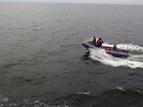 На месте поисков судна "Восток" нашли два спасательных жилета