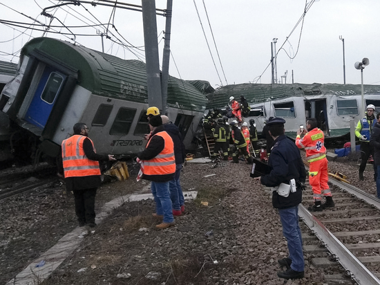 В результате железнодорожной катастрофы под Миланом погибли несколько человек, около сотни пострадали. 